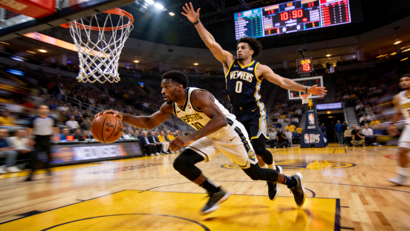 NBA西部决赛篮球比赛，球员快速突破上篮，防守球员跃起封盖